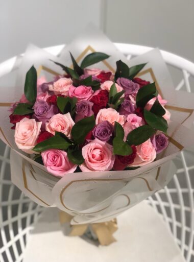 50 Mix pink roses with leaves.