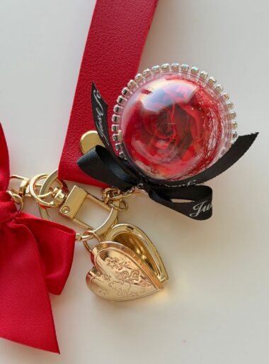 THE FOREEVER ROSES KEYCHAIN